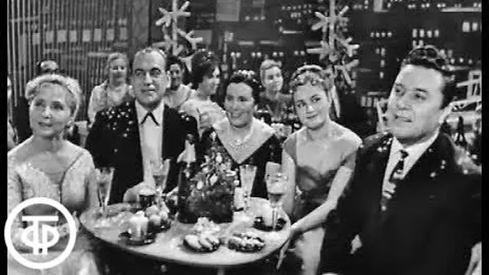 Голубой Огонек, на столе неизменное шампанское. Архивное фото.