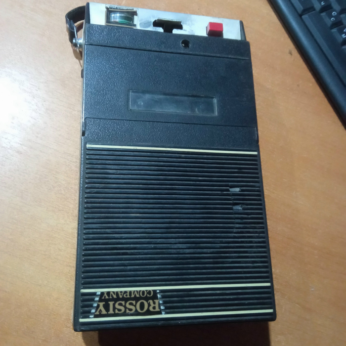 Один из первых кассетный магнитофон. Не хватает крыши батареи. Спутник. выпуск сентябрь 1972 года.