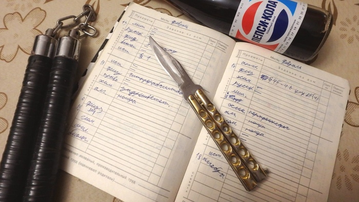 Фото относительно недавнее, пепси-кола новодельная, зато остальные три артефакта - как раз из тех времён ^__^