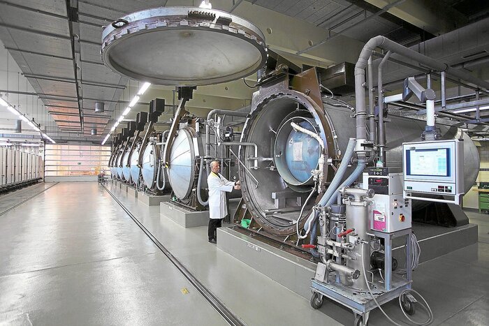      UF&#x2086; ()     U-235   .    ,   .