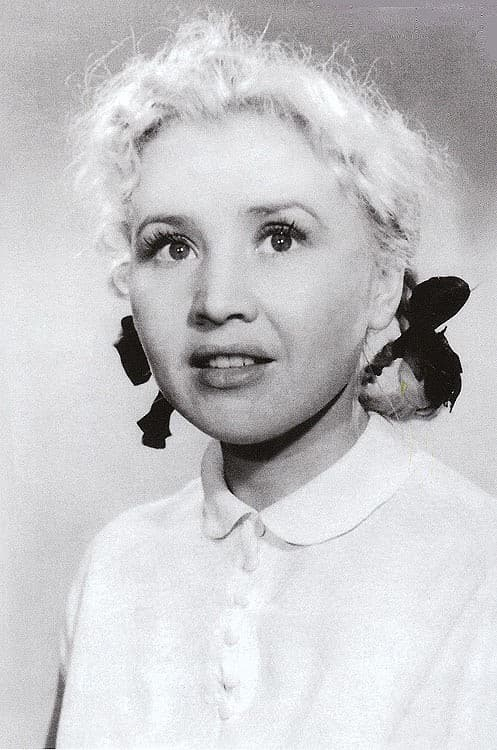 На фото Екатерина Савинова в детстве