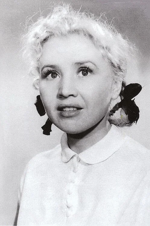 На фото Екатерина Савинова в детстве