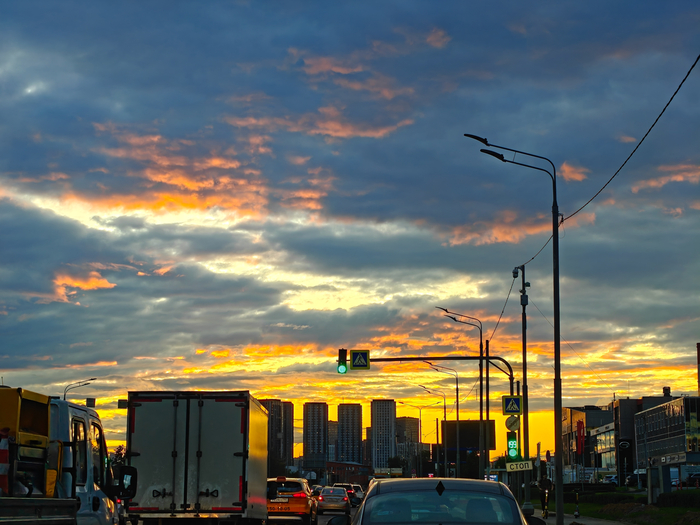 Закат, который догоняет тебя в пробке