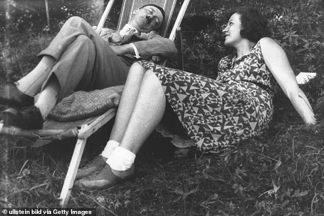 В 1929 году, когда Гитлеру было 40 лет, у него были неблагополучные отношения со своей племянницей Гели Раубаль (на фото), которая в свои 21 год была вдвое моложе его.