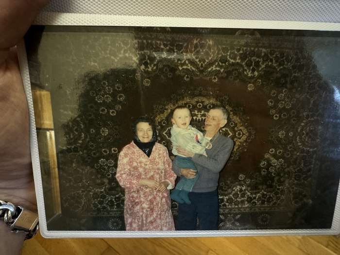 Здесь мне года 2. С прабабушкой и прадедушкой. Тоже фото впопыхах делал, поэтому со своей рукой фоткал в прошлом году)
