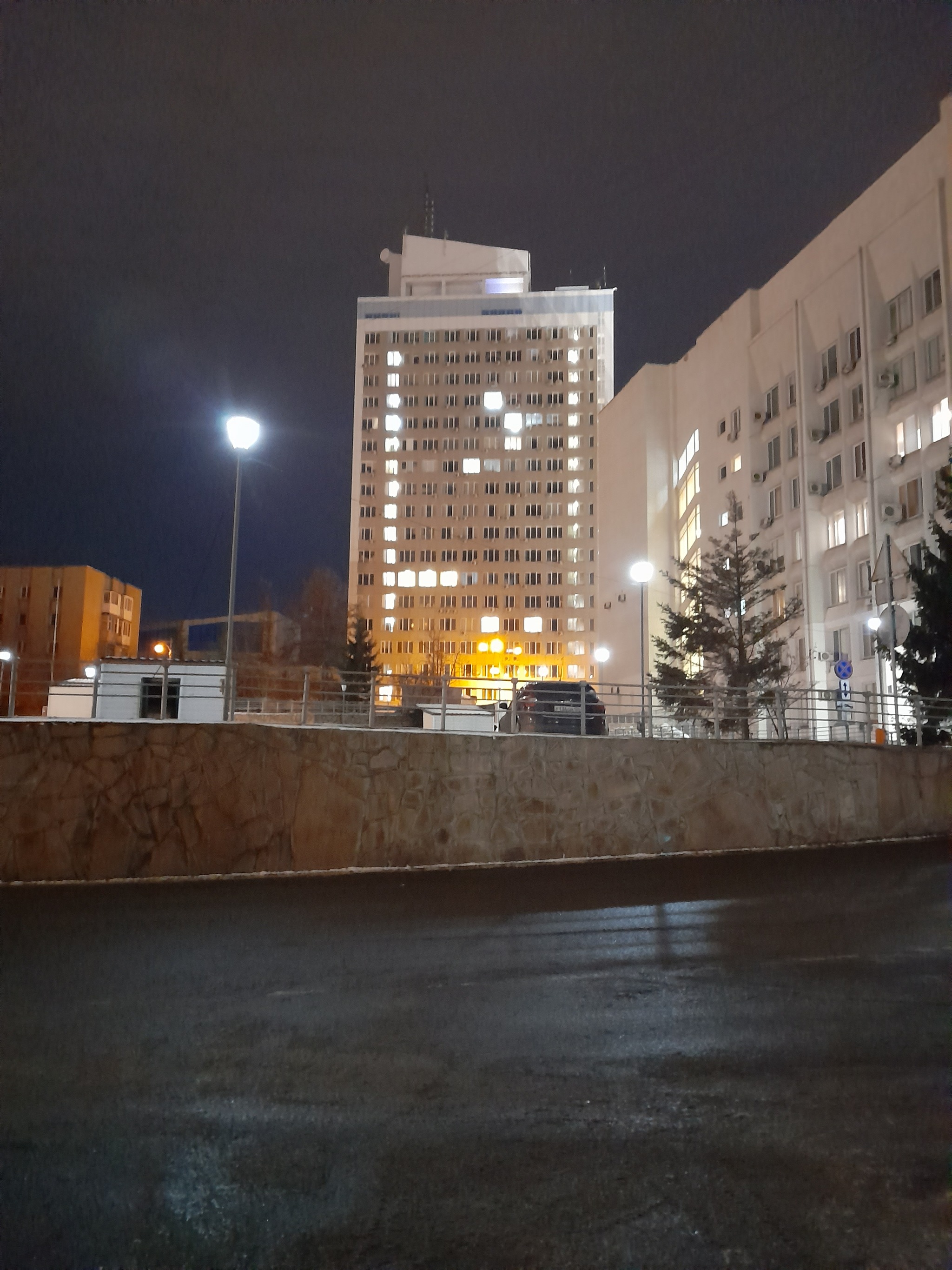 Если посмотреть на это здание около полуночи, можно понять, что в Vice City его охранник не играл - GTA Vice City, Пасхалка, Чудо не случилось