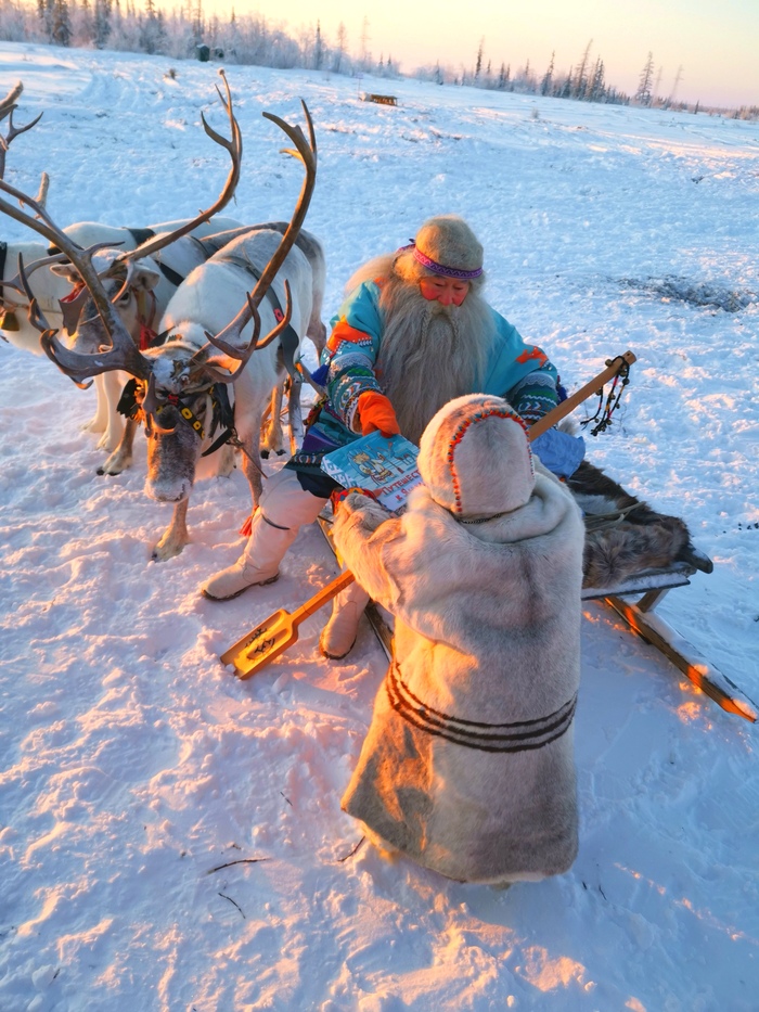 Ямал Ири - ямальский Дед Мороз! Повезло увидеть, как он приезжает к детям на стойбище и раздает подарки!