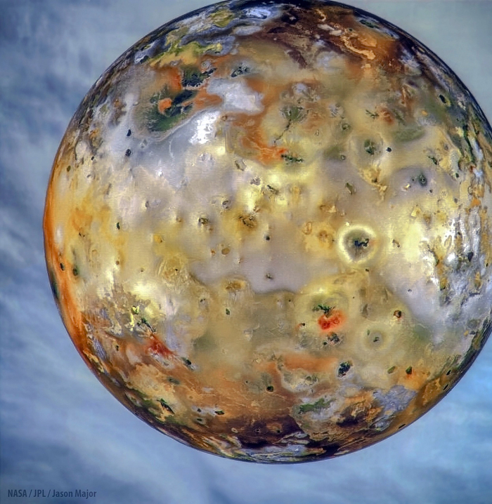 Ио на фоне газовых облаков Юпитера / NASA.