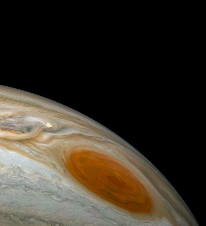 Крупнейший шторм в солнечной система "Большое красное пятно" на Юпитере
