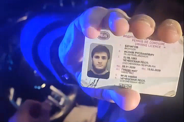 Также скриншот из видео, где Бичигов на несколько секунд ткнул правами в лицо полицейскому.