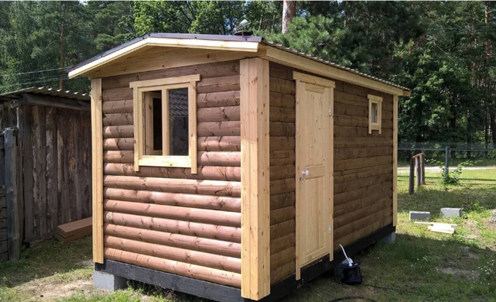 Первый вариант бань, который продавал магазин Геннадия — не больше бытовки, реальная фотография готовой бани