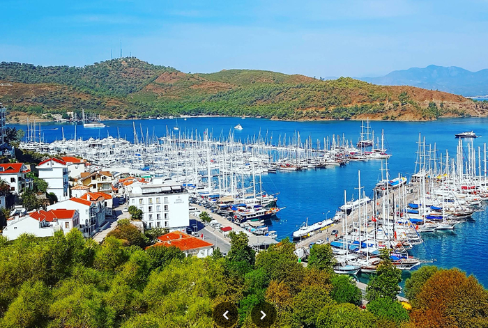 Марина Фетхие. В проходе по центру собирается очередь стоящих на заправку