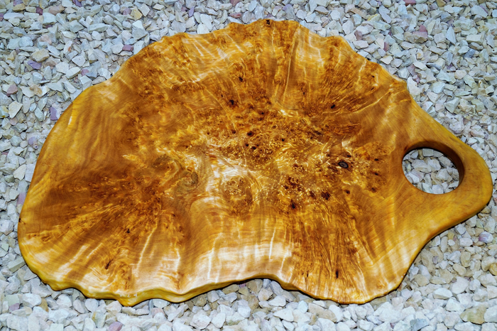 Обычная разделочная доска из обычного капа. Красивая и прочная.