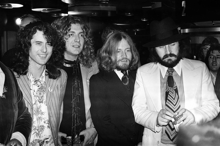 Led Zeppelin     "The Song Remains The Same". , 4  1976.