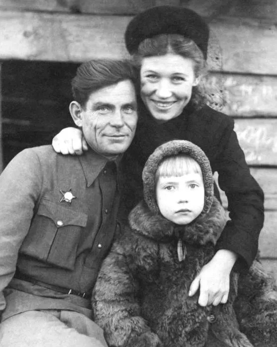 Инна Чурикова с мамой и папой, 1948 год