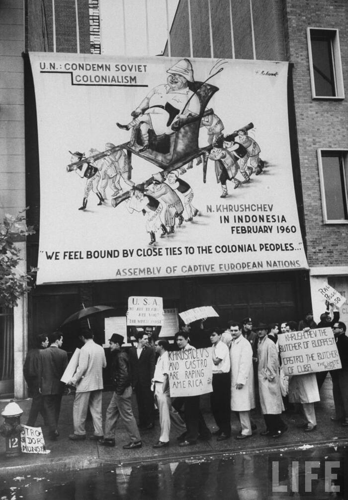 Антикоммунистические плакаты и пикеты во время заседания Генеральной Ассамблеи ООН.