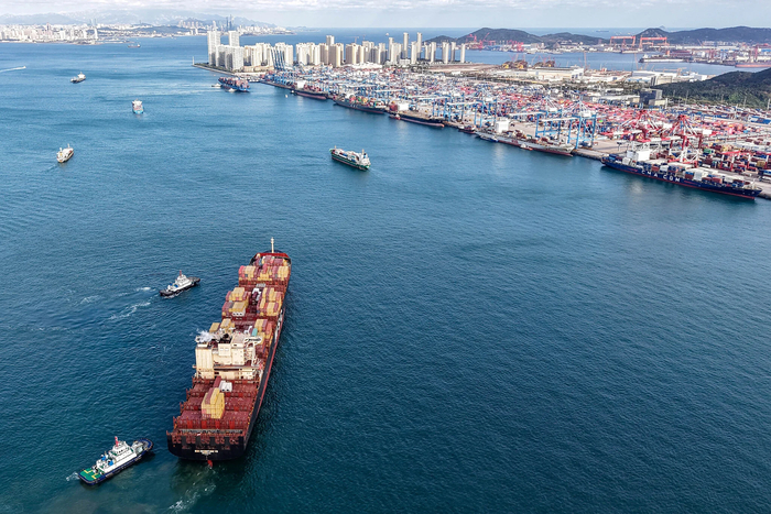 Вид с воздуха на грузовые суда и буксиры в порту Циндао, провинция Шаньдун на востоке Китая, октябряь 2025 года. (AFP)