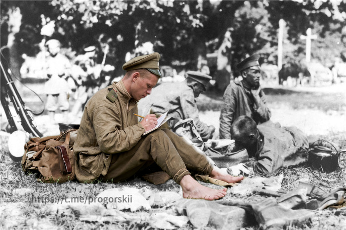 Сегодня на реставрации фото : Русский солдат пишет письмо домой. Первая мировая война.1914 год