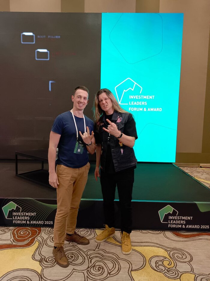 ...и сам автор (который справа на фото).