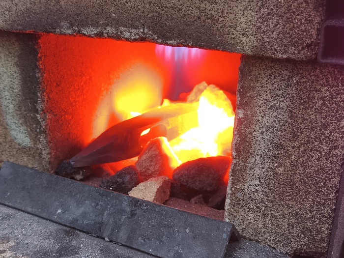 Горн сделан так, чтобы в него помещались габаритные, до 150 мм высотой, заготовки художественной ковки