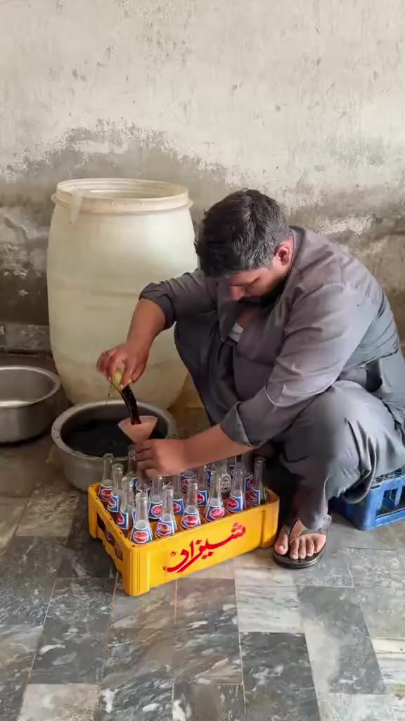 In a friendly Indian team, everything is sterile... - India, Unsanitary conditions, Soda, Bottling, Pepsi, Repeat, Video, Vertical video, Pakistan