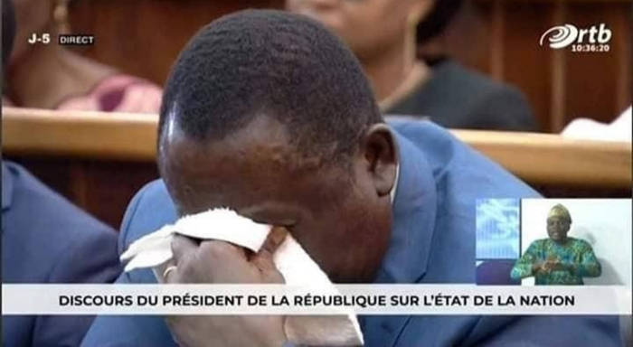 Министр сельского хозяйства Гастон Досуху РБ (Республики Бенин) плачет во время речи Президента Патриса Талона, где говорится, что Бенин в настоящее время является крупнейшим производителем хлопка в Африке. Ок. 2019 г.