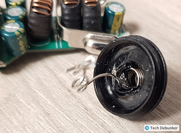 Видно, что пружина не просто утонула в пластике, а пластик ее аж обтек