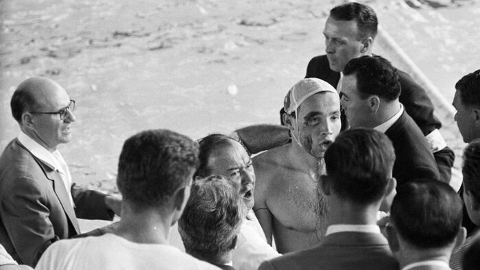 Кровь в бассейне Мельбурна