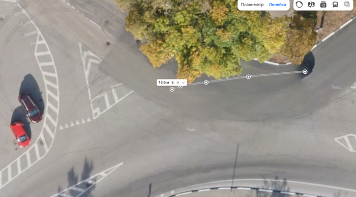 Расстояние между двумя въездами.