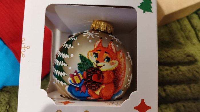 красивый стеклянный шарик,