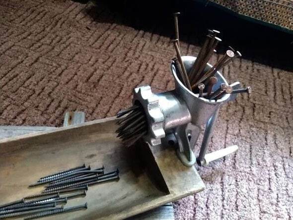 Ручку крутить против часовой стрелки