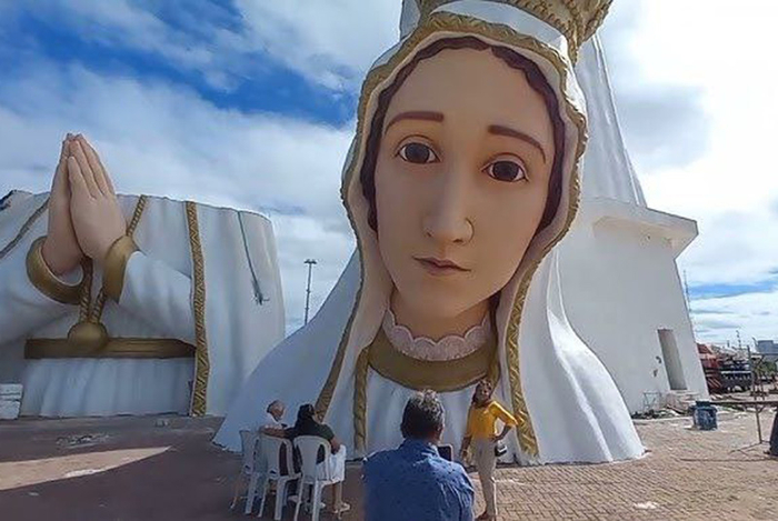 Статуя Девы Марии в Крату на стадии монтажа. Скриншот с видео