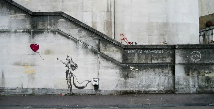 Использовано граффити, созданное Бэнкси в 2002 году в Лондоне (Banksy, Balloon Girl)