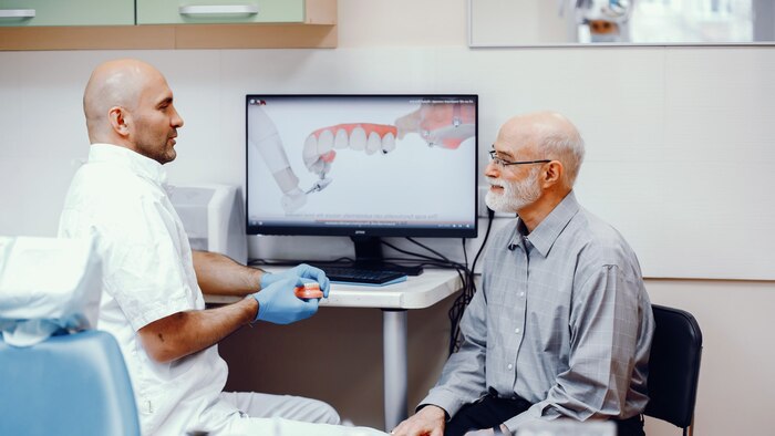 Почему в интернете популярен миф, что имплантация зубов в возрасте 60+ невозможна? Разбираем особенности остеоинтеграции со специалистом