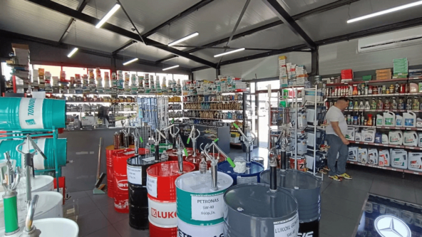 Простейшие услуги: замена масла, фильтров, щеток стеклоочистителя — можно организовать прямо при магазине с минимальными вложениями.