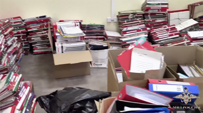 В офисе мошенников-рекрутеров хранились папки с личными делами многих из тех, кому было отказано по различным причинам в заключении контракта на СВО//Скриншот оперативного видео МВД