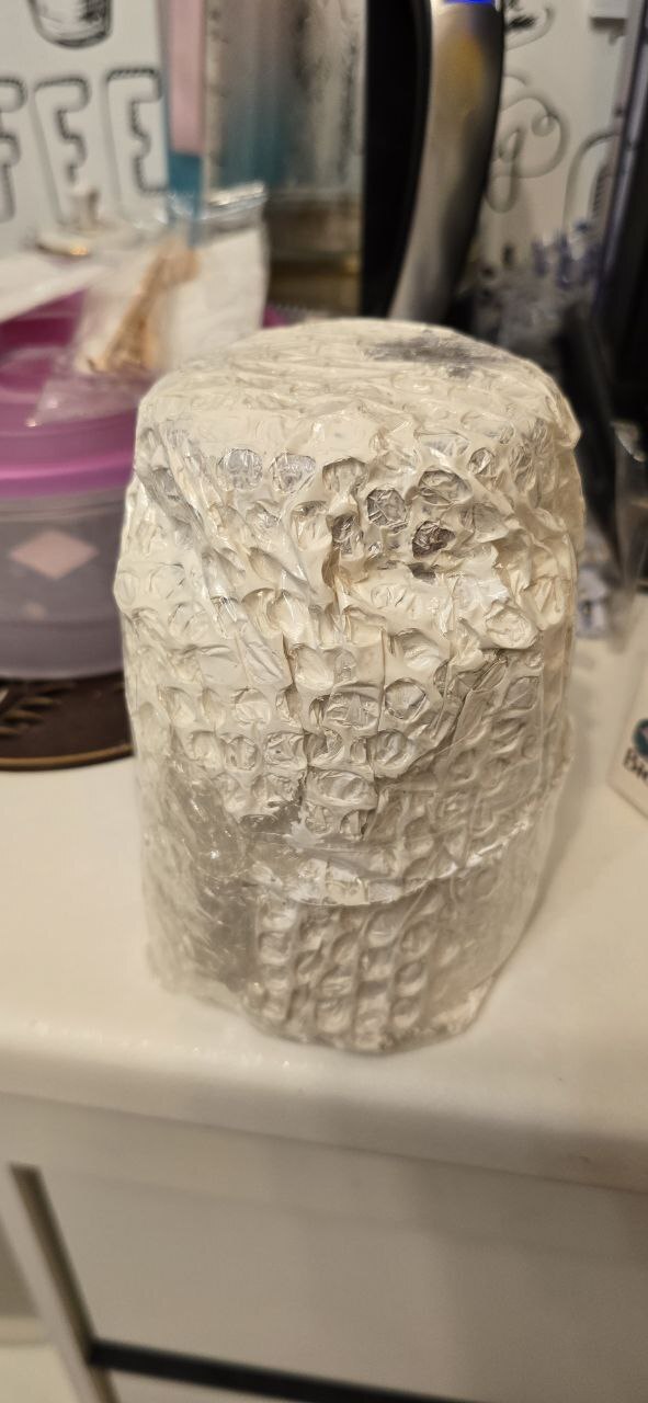 Треть банки вытекло. Заказывать на Озоне так себе идея