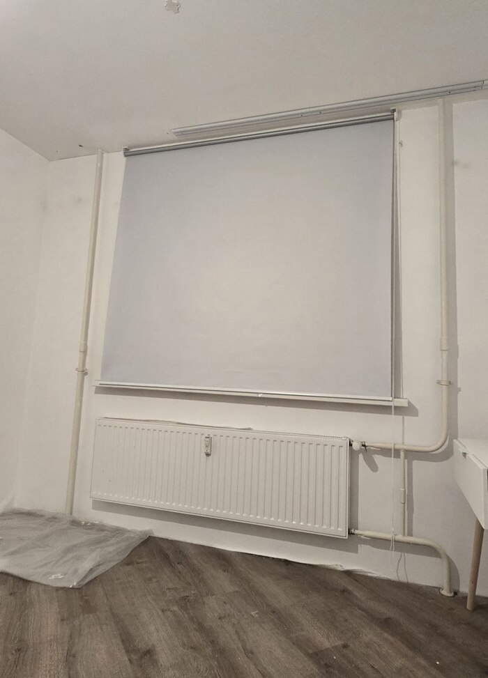 Первая попытка прикрепить потолочный карниз: по частям его не крепят :(