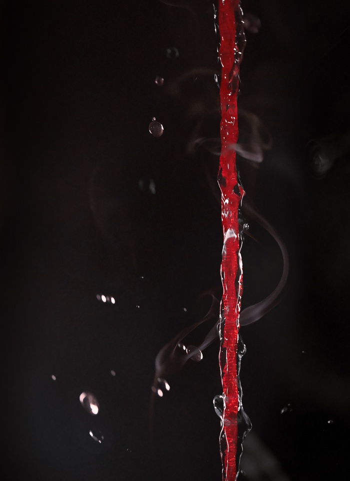 Сделано из нескольких фото. Сначала отснимал воду с f1.6 1/8000. Потом ленточку внутри потока с теми же настройками. Совмещал в Pixelmator'е.