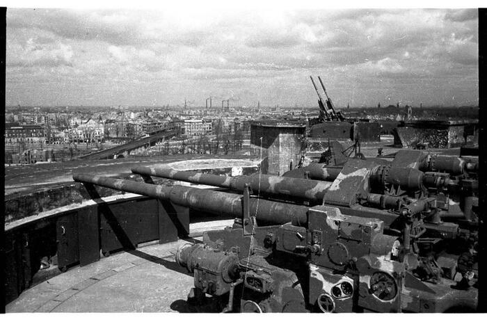 12,8 cm FlaK 42 Zwilling выставленная на стрельбу прямой наводкой? Или повреждённая?