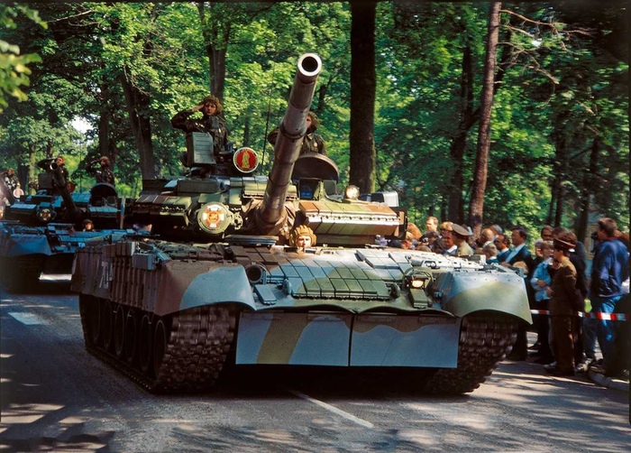 Танк Т-80БВ из состава ЗГВ на торжествах связанных с выводом российских войск из Германии. В глаза сразу бросается необычный камуфляж с голубыми полосами и новый, так и не прижившийся, знак Гвардии на башенной фаре