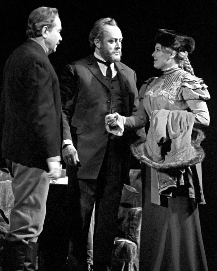 Слева направо: Борис Рыжухин в роли Кудряшова, Владислав Стржельчик в роли Баумана и Галина Фигловская в роли Сашеньки в спектакле "Третья стража". Ленинград, 1971 год