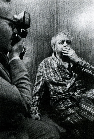 В. Стржельчик в гримёрной в день своего 70-летия