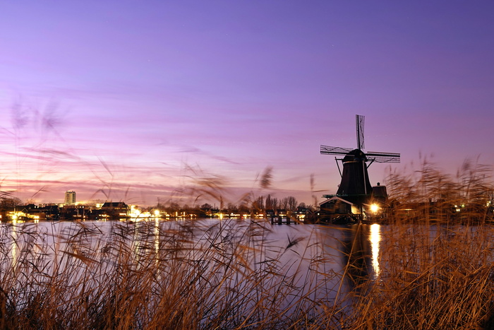 Зансе Сханс - знаменитая на весь мир голландская деревня, где много красивых мельниц и домиков в старо-голландском стиле, где до сих пор живут люди. Находится неподалеку от города Зандам, что тоже неподалеку от Амстердама. Фото вчера.