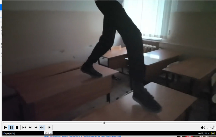 Тут прыгал по всем партам, потом на стол учительский запрыгнул.