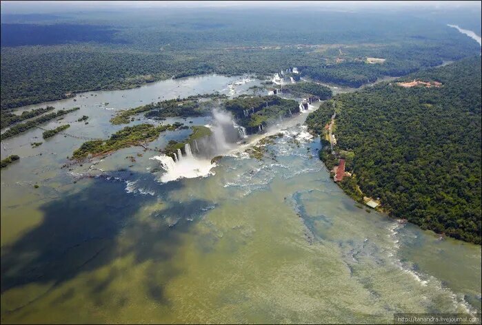Панорама реки Игуасу и её водопада.