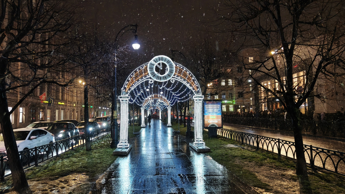 Снято 8 декабря 2025 года в 18:08 со стороны Кирочной улицы.