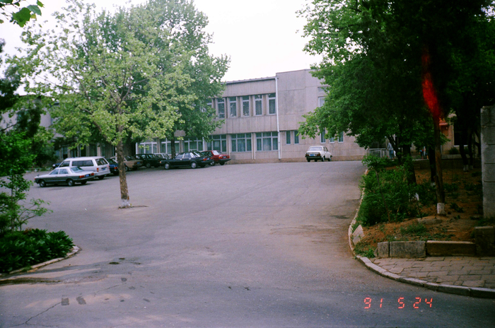 Сабж. Левее вход в магазин, в правой части кафе. Где тут парикмахер и врач уже не помню.