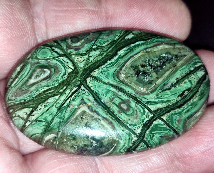 Обработанный тингуаит с канкринитом. Поачвумчорр, Хибины. Фото и образец автора. Естественное освещение