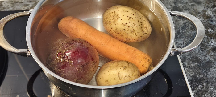Отвариваю овощи в подсоленной воде. Вылавливаю готовые картофель и морковь. Свекла долго варится отдельно.